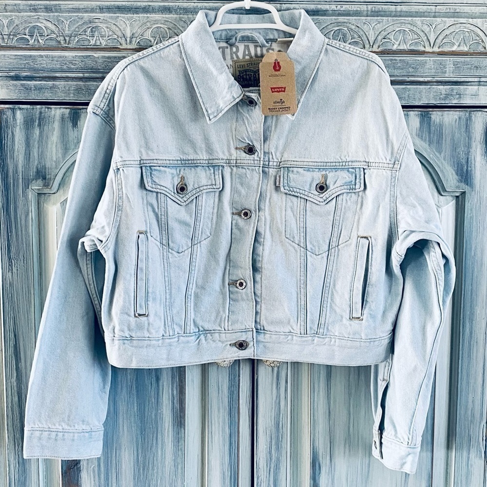 WOMEN'S Levi's® Silvertab™ Cropped Trucker Jean Jacket - Picture 3 of 15